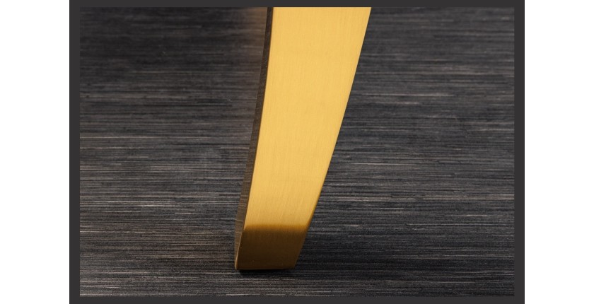 Zoom sur le pied doré de la table VELENA