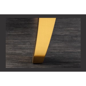 Zoom sur le pied doré de la table VELENA
