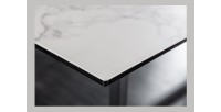 Zoom sur le coin de la table ARAVIS effet marbre blanc