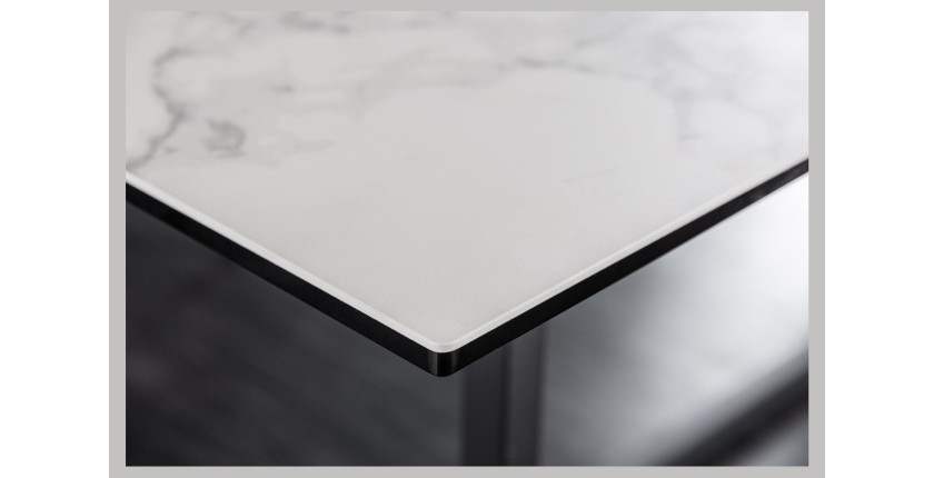 Zoom sur le coin de la table ARAVIS effet marbre blanc