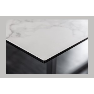 Zoom sur le coin de la table ARAVIS effet marbre blanc