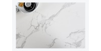 Zoom sur le plateau de la table ARAVIS effet marbre blanc