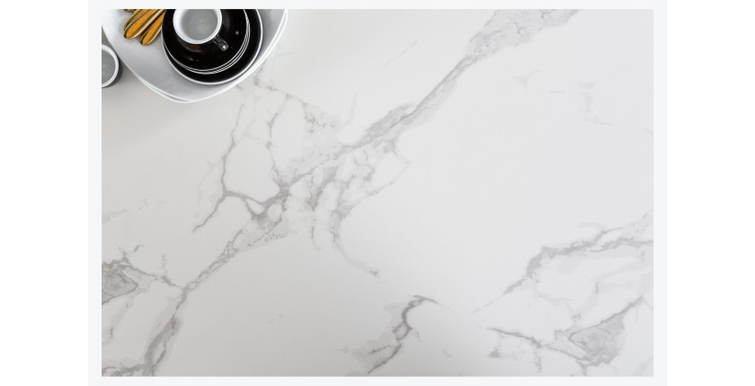 Zoom sur le plateau de la table ARAVIS effet marbre blanc