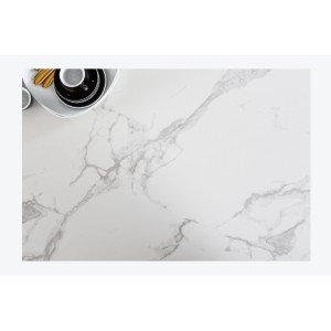 Zoom sur le plateau de la table ARAVIS effet marbre blanc