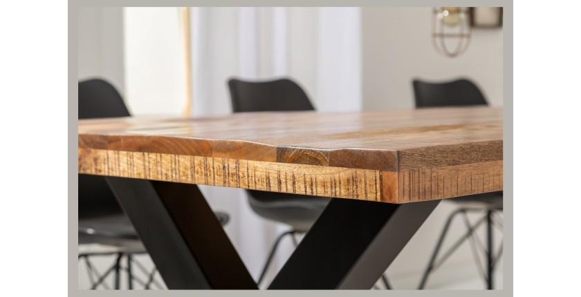 Zoom sur le bord du plateau de la table LODEN pieds en X 240cm