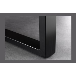Zoom sur les détails du pieds en U de la table ARKAYA 200cm