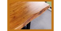 Zoom sur le bord du plateau de la table ARKAYA 200cm avec pieds en U
