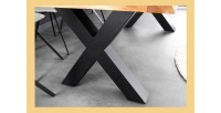 Zoom sur l'un des pieds en X de la table ARKAYA 200cm