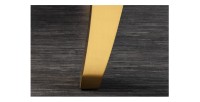 Zoom sur le pied doré de la table VELENA avec plateau bois