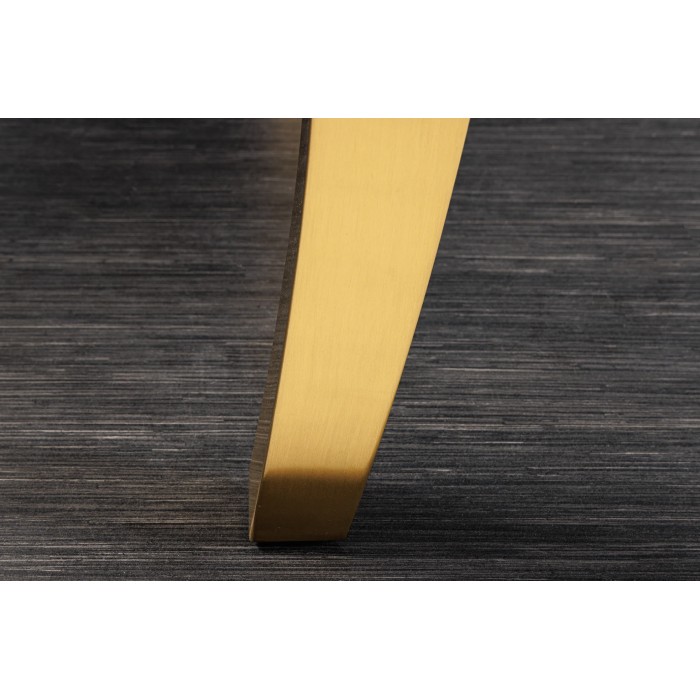 Zoom sur le pied doré de la table VELENA avec plateau bois