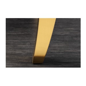 Zoom sur le pied doré de la table VELENA avec plateau bois