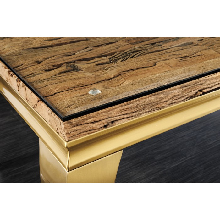 Zoom sur le plateau de la table VELENA avec plateau bois et pieds dorés