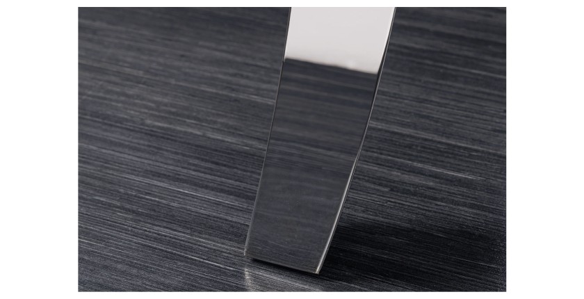 Zoom sur le pied argenté de la table VELENA