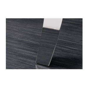 Zoom sur le pied argenté de la table VELENA