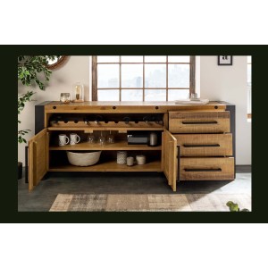 Buffet CAVARA 195 cm – Pin massif brun vintage et métal noir – 2 portes, 3 tiroirs et range-bouteilles