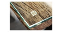 Zoom sur le plateau de la table RAFTA en bois massif et verre trempé 220cm
