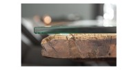 Zoom sur le bord du plateau de la table RAFTA 220cm en bois massif et verre trempé