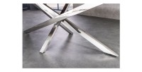 Zoom sur les pieds de la table RAFTA 220cm en bois massif et verre trempé