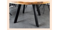Zoom sur les pieds de la table LODEN ronde bois clair 145cm