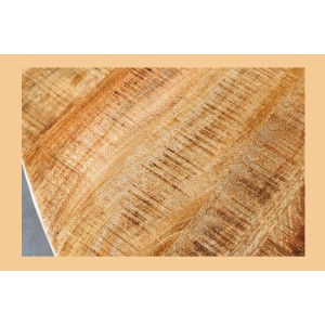 Zoom sur la texture du plateau de la table LODEN ronde bois clair 145cm