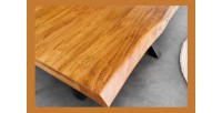 Zoom sur le coin de la table ARKAYA bois clair 200cm