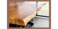 Zoom sur la tranche de la table ARKAYA en bois d'acacia 200cm