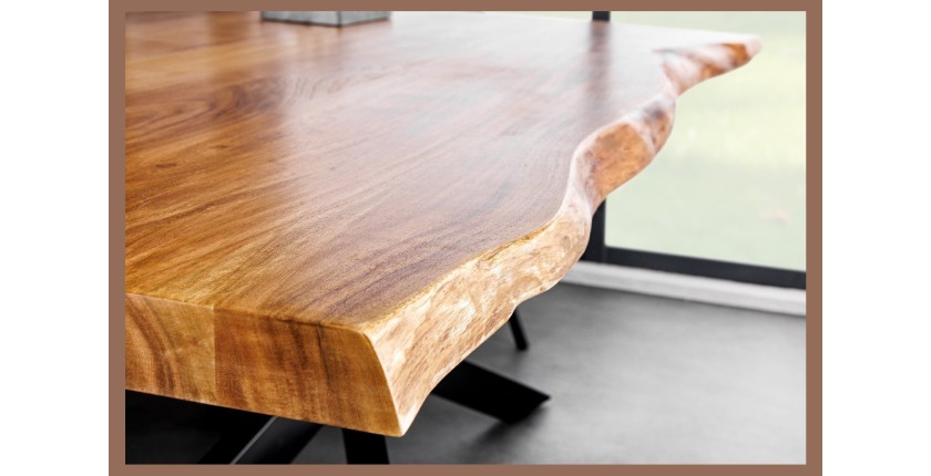 Zoom sur la tranche de la table ARKAYA en bois d'acacia 200cm