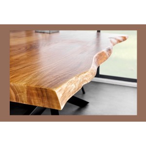 Zoom sur la tranche de la table ARKAYA en bois d'acacia 200cm
