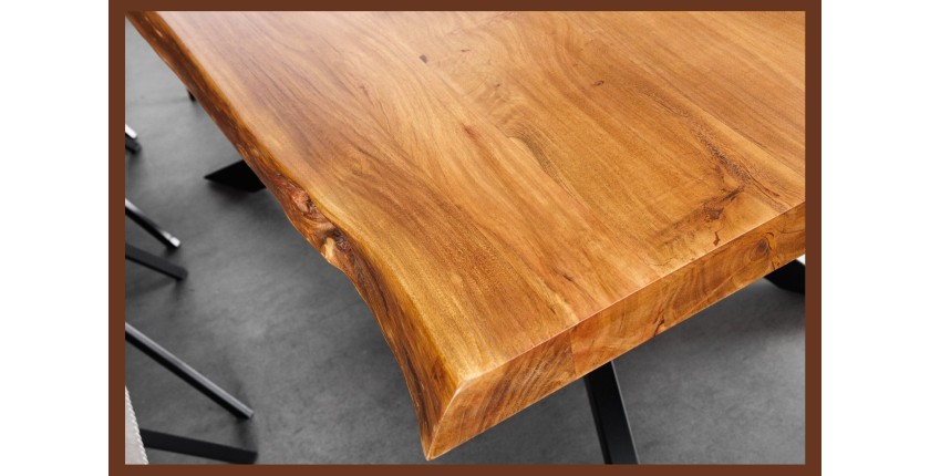 Zoom sur le coin de la table ARKAYA en bois d'acacia 200cm