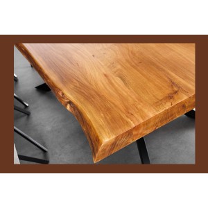 Zoom sur le coin de la table ARKAYA en bois d'acacia 200cm