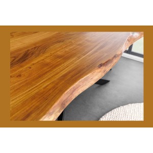 Zoom sur la tranche de la table ARKAYA bois d'acacia 200cm 35mm