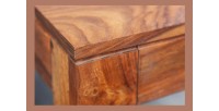 Zoom sur le coin de la table TAVINA 135cm