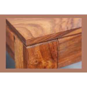 Zoom sur le coin de la table TAVINA 135cm