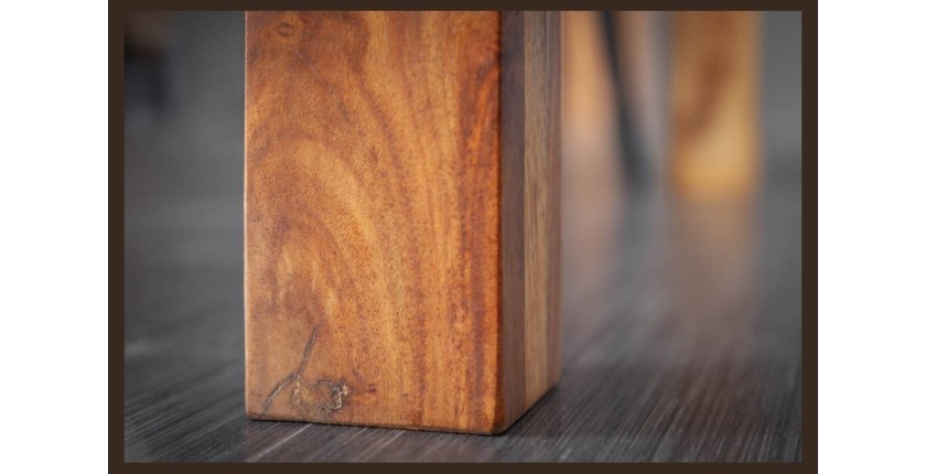 Zoom sur l'un des pieds de la table TAVINA 135cm