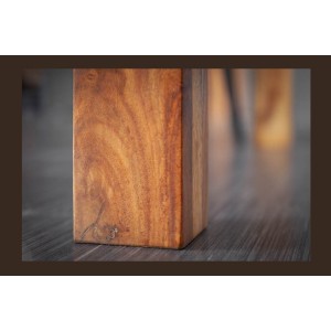 Zoom sur l'un des pieds de la table TAVINA 135cm