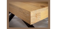 Zoom sur le coin de la table SOLARA en pin recyclé 200cm