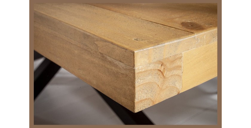 Zoom sur le coin de la table SOLARA en pin recyclé 200cm