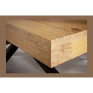 Zoom sur le coin de la table SOLARA en pin recyclé 200cm