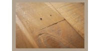 Zoom sur la texture du plateau de la table SOLARA en pin recyclé 200cm