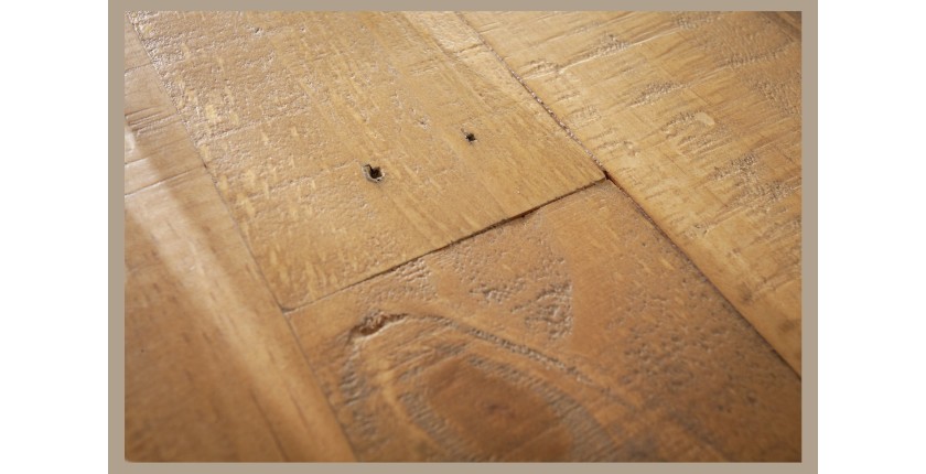 Zoom sur la texture du plateau de la table SOLARA en pin recyclé 200cm