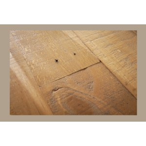 Zoom sur la texture du plateau de la table SOLARA en pin recyclé 200cm