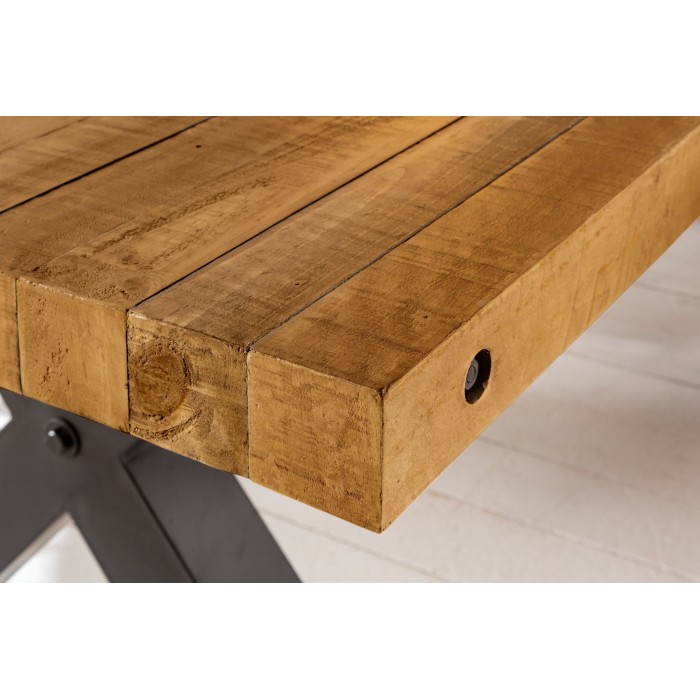 Zoom sur le coin de la table CAVARA en bois de pin 200cm avec pieds en X