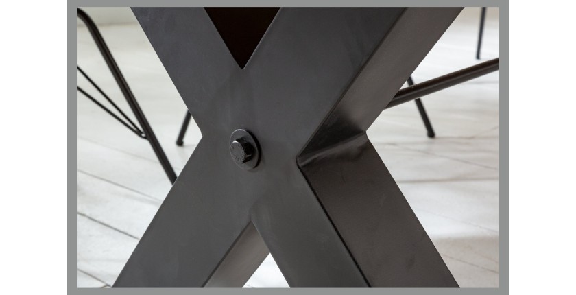Zoom sur l'un des pieds en X de la table CAVARA 200cm en bois de pin