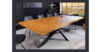 Table de salle à manger SOLARA – Bois de pin recyclé verni et métal noir – 240 cm – Style industriel