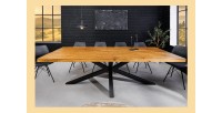 Table de salle à manger SOLARA – Bois de pin recyclé verni et métal noir – 240 cm – Style industriel
