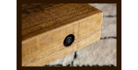 Zoom sur la tranche de la table CAVARA en bois de pin avec pied en X 240cm