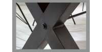Zoom sur l'un des pieds en X de la table CAVARA en bois de pin 240cm