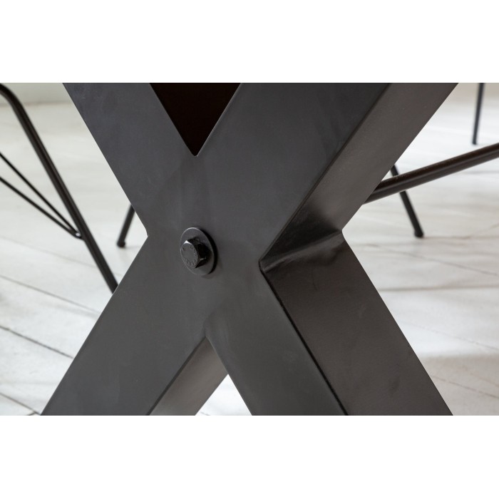 Zoom sur l'un des pieds en X de la table CAVARA en bois de pin 240cm
