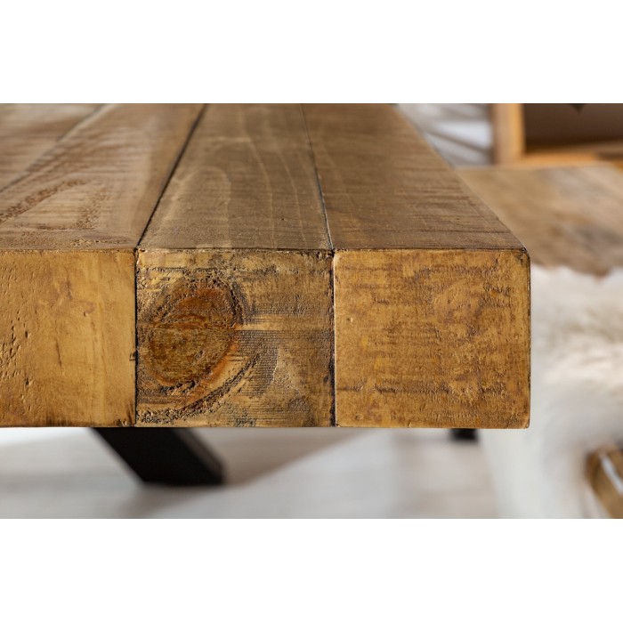 Zoom sur le côté de la tranche de la table CAVARA en bois de pin avec pieds en X 240cm