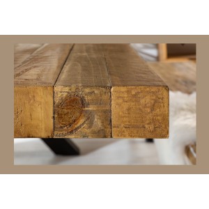 Zoom sur le côté de la tranche de la table CAVARA en bois de pin avec pieds en X 240cm